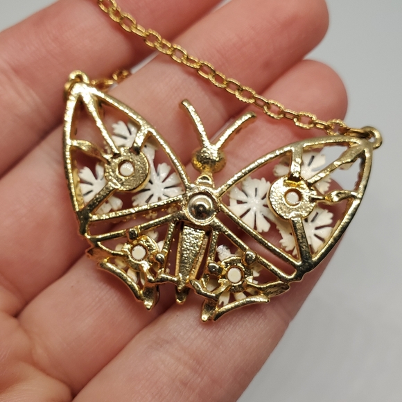SOLD Vintage Gold Tone Butterfly White Enamel Daisy Pendant Necklace - Picture 5 of 6